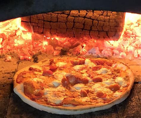 Wood pizza - Wood and gas are two very different ways to heat a pizza oven. Wood pizzas are usually cooked between 800 and 900’F while gas fires are able to reach temperatures of up to 1000’F. This allows gas to be more efficient than wood as it can perform the same tasks with less energy.
